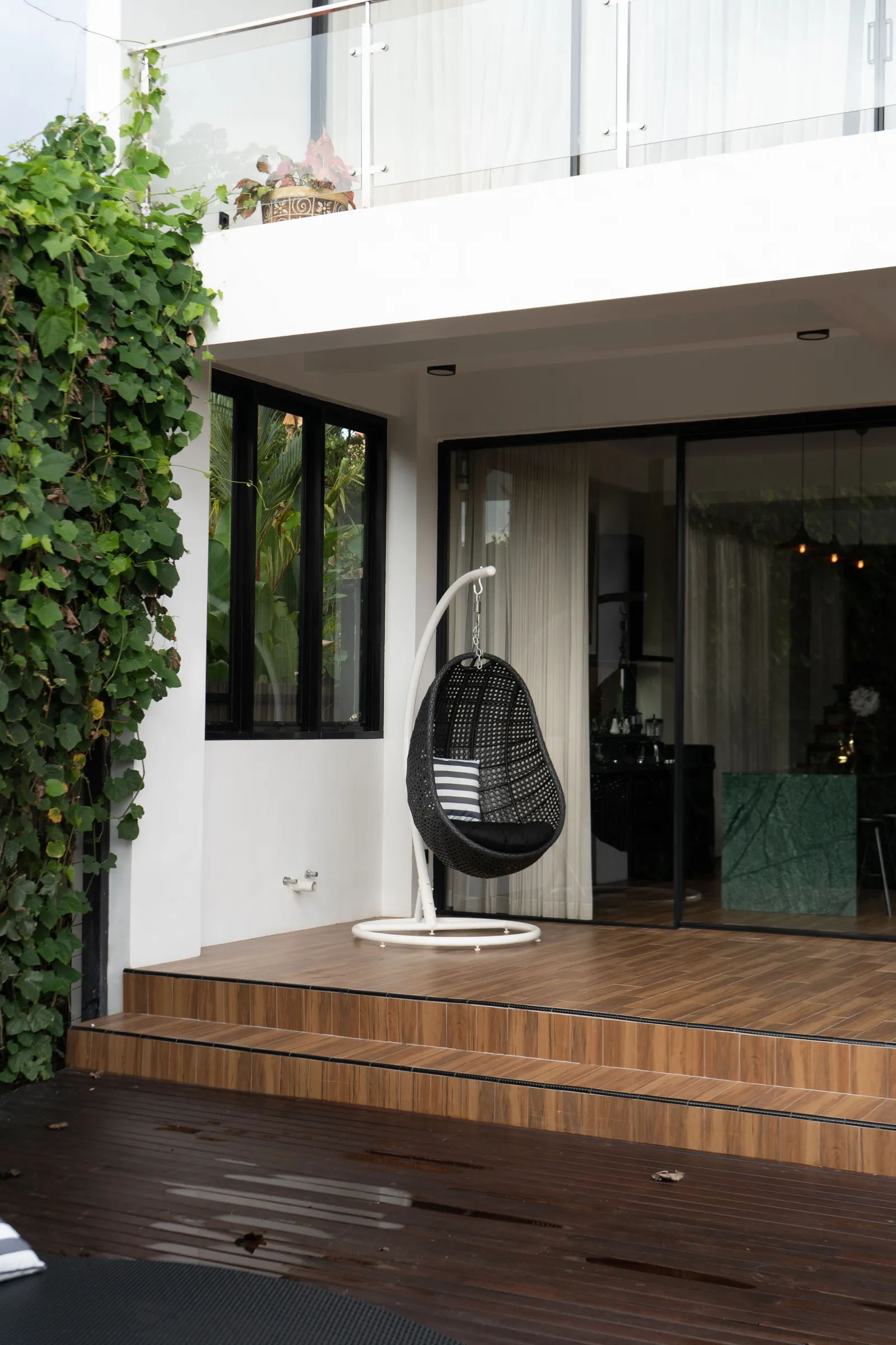 The Glass Balcony House, photograph 3