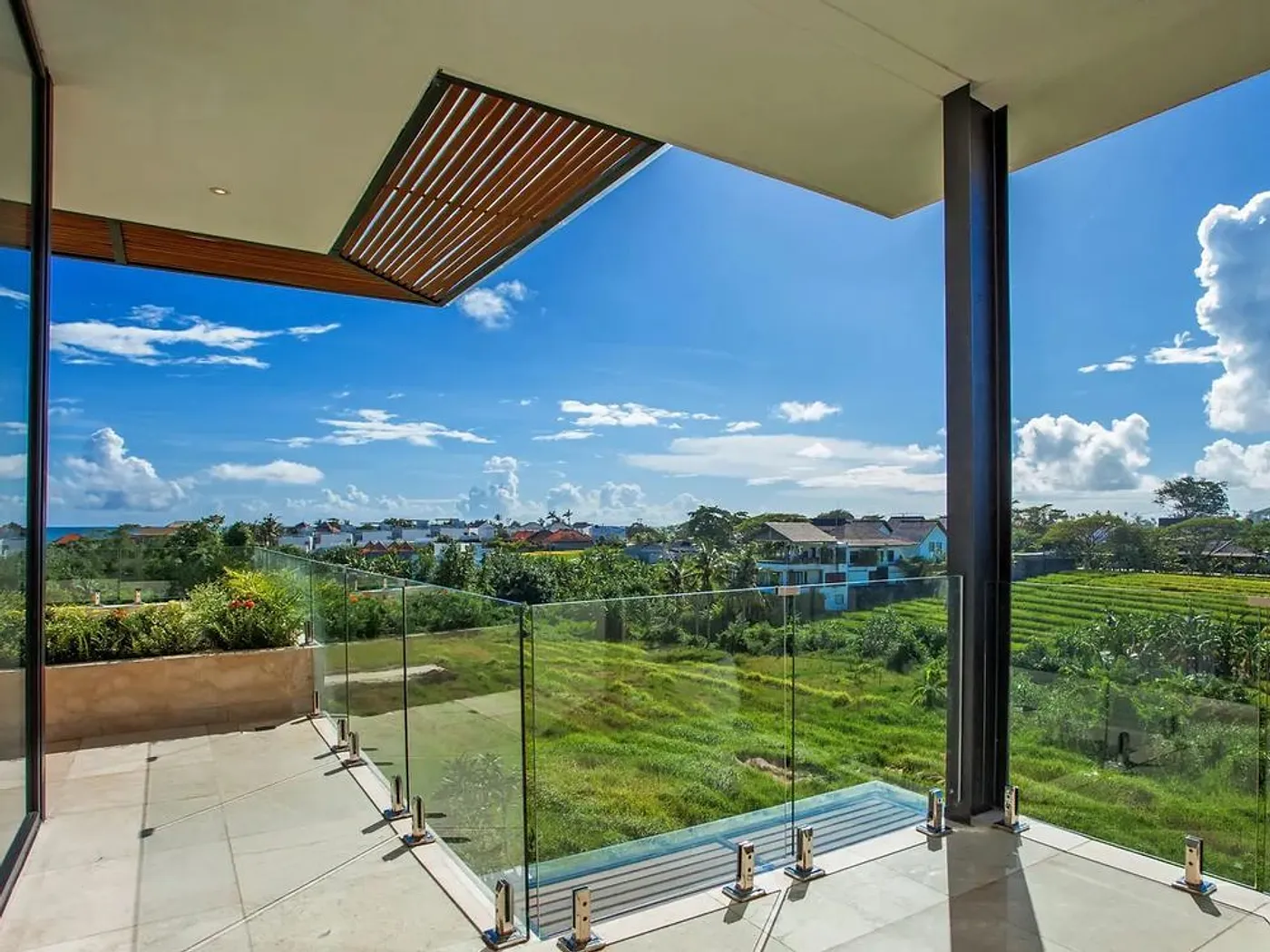 The Glass Pool House, photograph 3