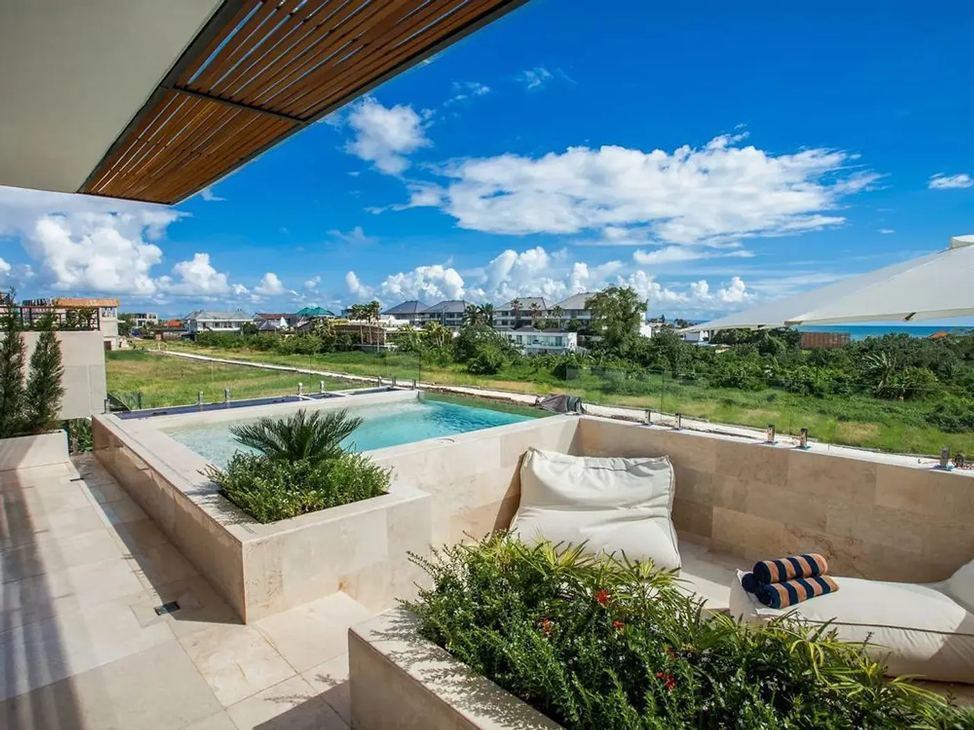 The Glass Pool House, photograph 4