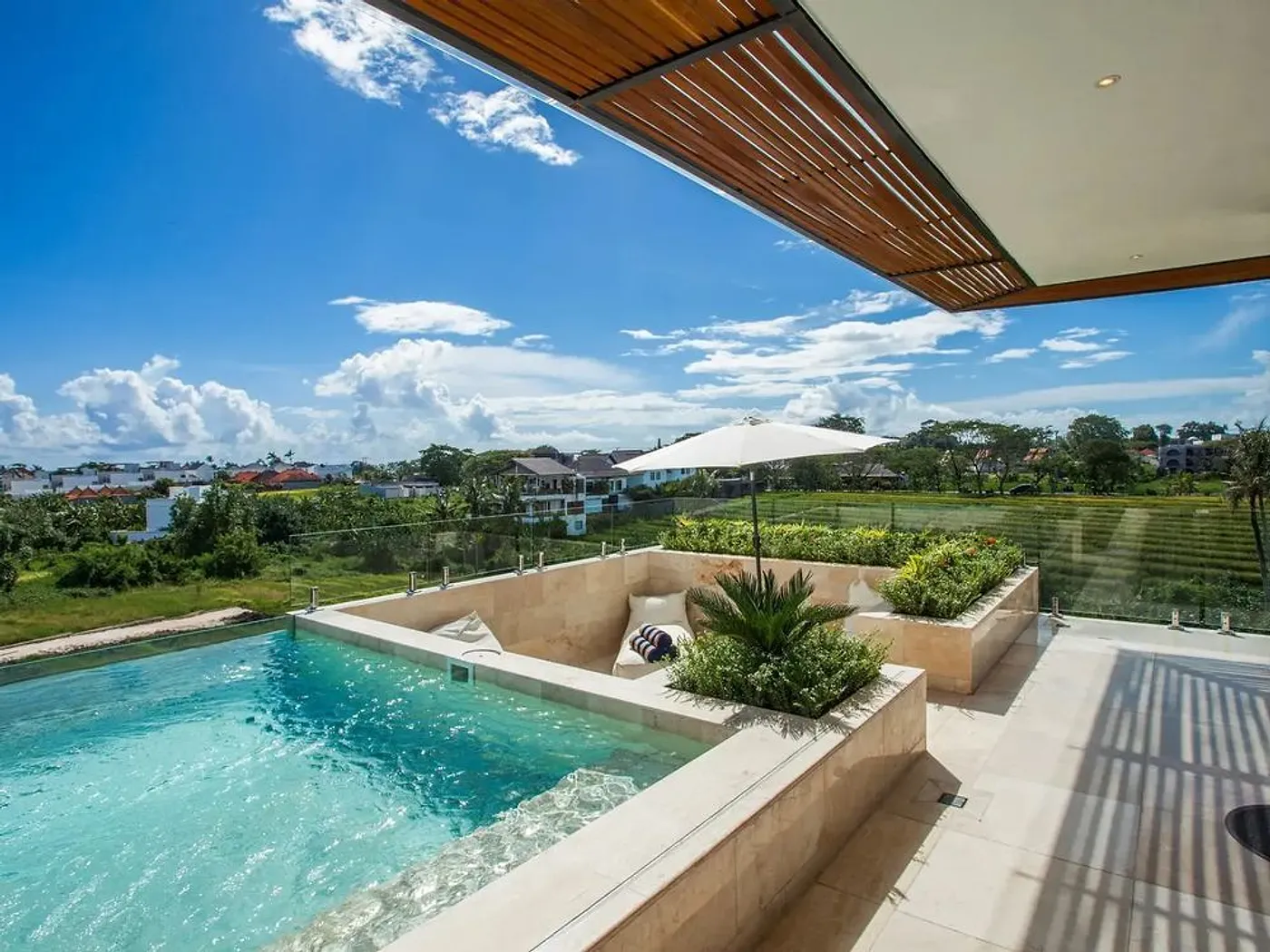 The Glass Pool House, photograph 5