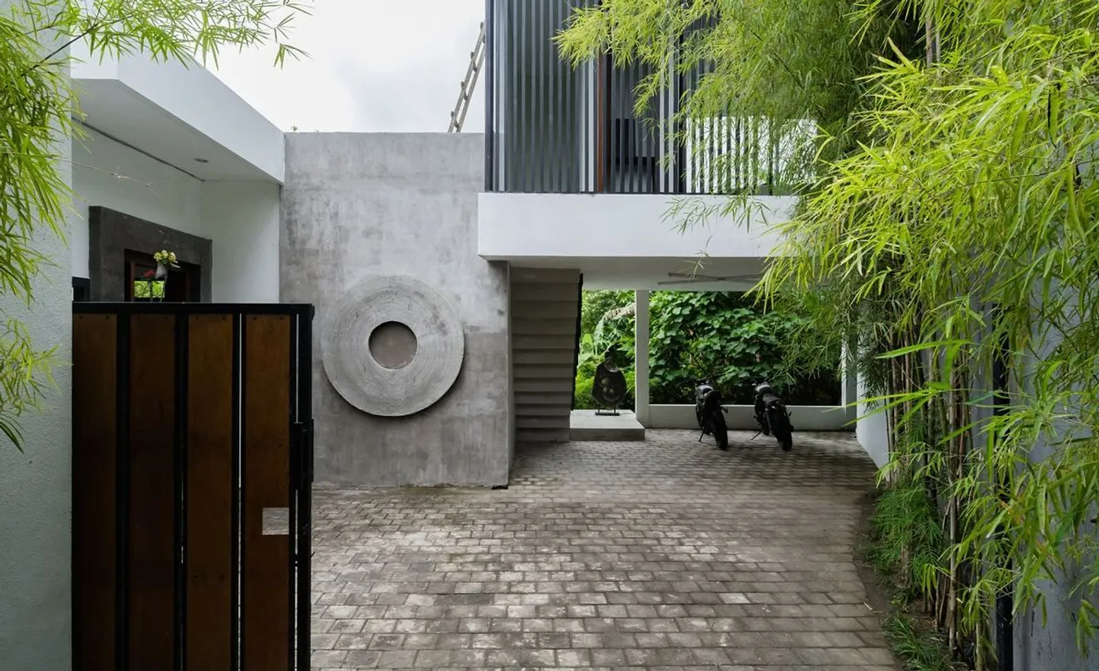 The Padonan River House, photograph 2
